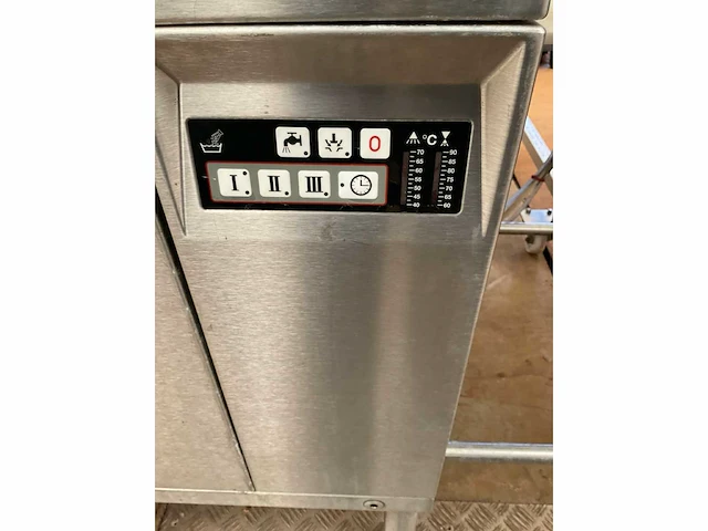 Hobart korvenvaatwasmachine met aanvoertafel en spoeltafel - afbeelding 7 van  8