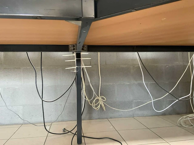 Hoek bureautafel zonder inhoud - afbeelding 3 van  7