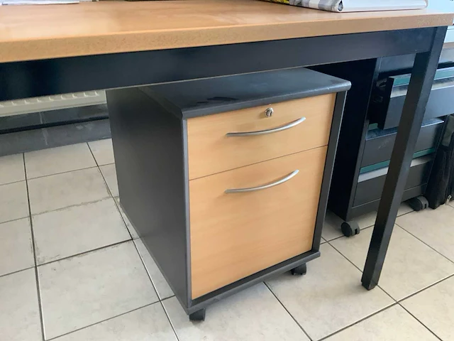 Hoek bureautafel zonder inhoud - afbeelding 4 van  7
