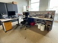 Hoekbureau met bureaustoel en scheidingswand - afbeelding 1 van  6