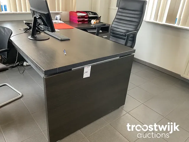 Hoekopgesteld bureau - afbeelding 1 van  4
