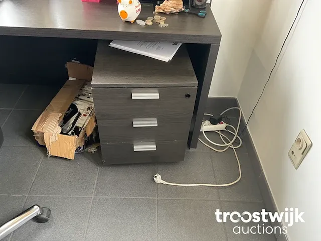 Hoekopgesteld bureau - afbeelding 3 van  4
