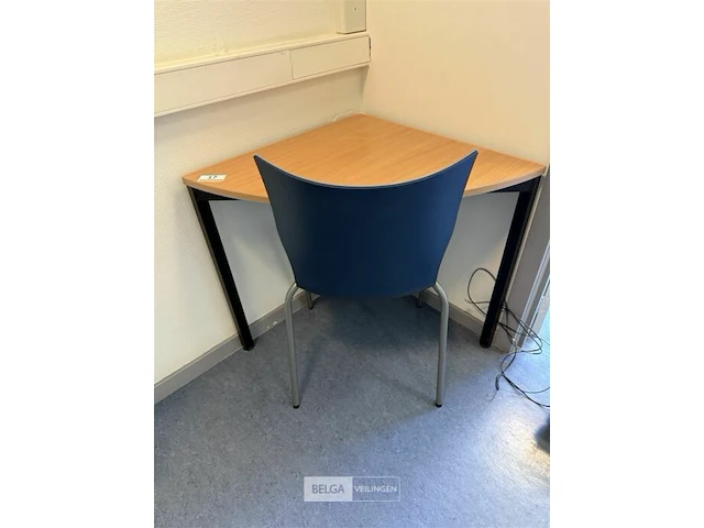 Hoektafel + stoel - afbeelding 1 van  2