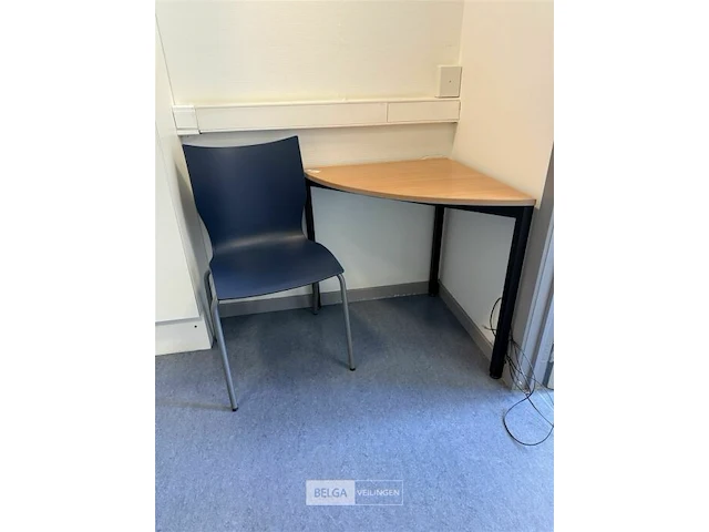 Hoektafel + stoel - afbeelding 2 van  2