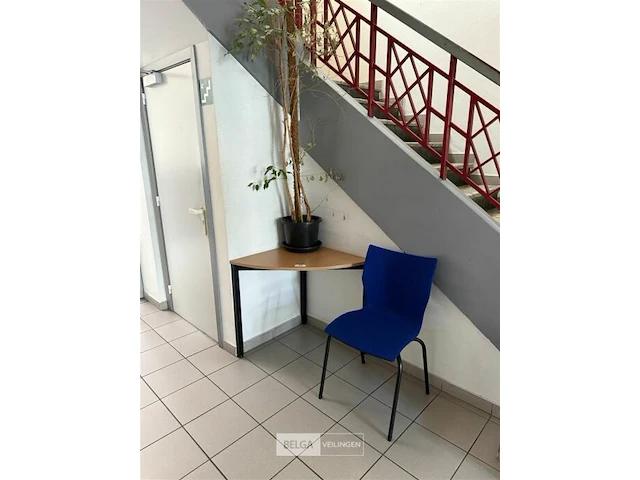 Hoektafel + stoel - afbeelding 1 van  5
