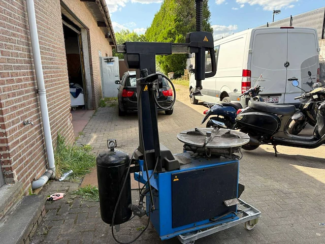 Hoffman monty 3300 banden de-en montageapparaat - afbeelding 3 van  7