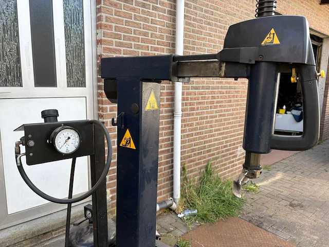 Hoffman monty 3300 banden de-en montageapparaat - afbeelding 7 van  7