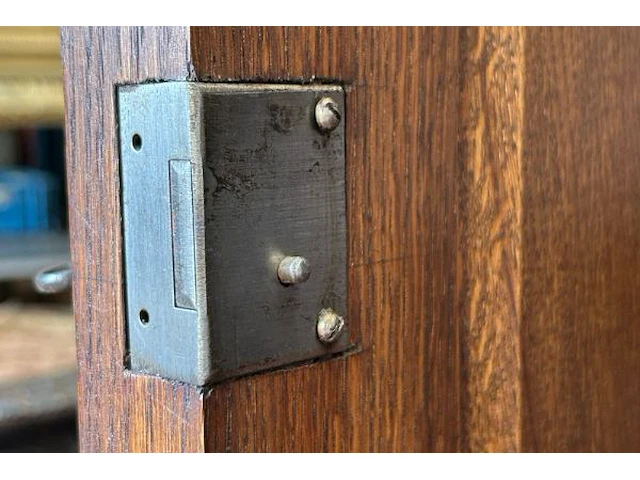 Hoge buffetkast met houtsnijwerk / deel van 2 idem antiek kasten - afbeelding 2 van  19