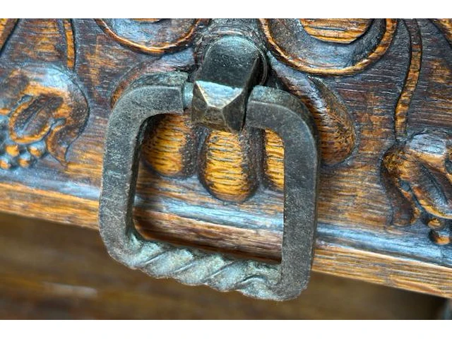 Hoge buffetkast met houtsnijwerk / deel van 2 idem antiek kasten - afbeelding 13 van  19
