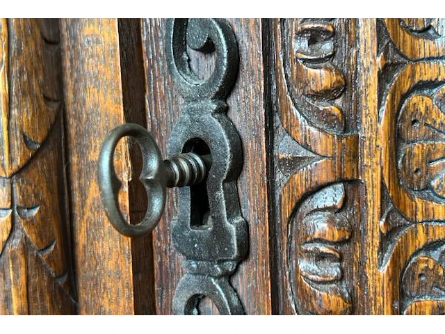 Hoge buffetkast met houtsnijwerk / deel van 2 idem antiek kasten - afbeelding 19 van  19