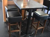 Hoge rechthoekige tafel bruin blad, 4 barkrukken bruin leder (3)