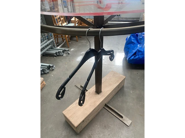 Hoge tafel - presentatiemeubel - stalen frame - harde plexi - dia 100 cm. - afbeelding 3 van  4