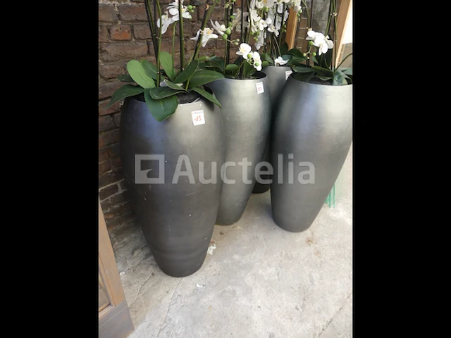Hoge vaas en kunstbloemen - afbeelding 1 van  5