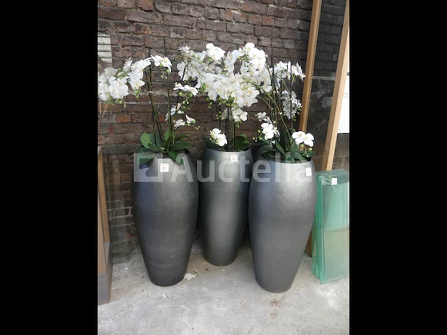 Hoge vaas en kunstbloemen - afbeelding 3 van  5