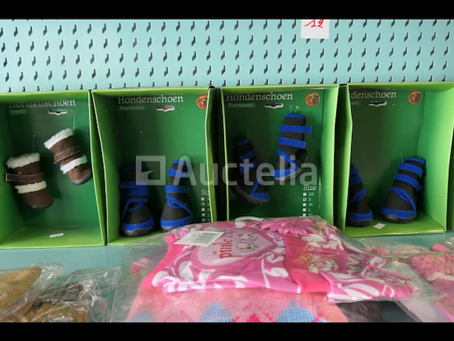 Hond 'schoenen' en kleding - afbeelding 2 van  13