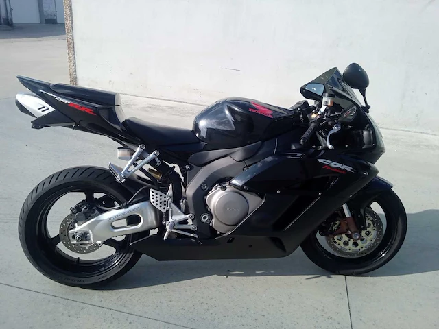 Honda - cbr 1000 rr - motorcycle - afbeelding 1 van  9