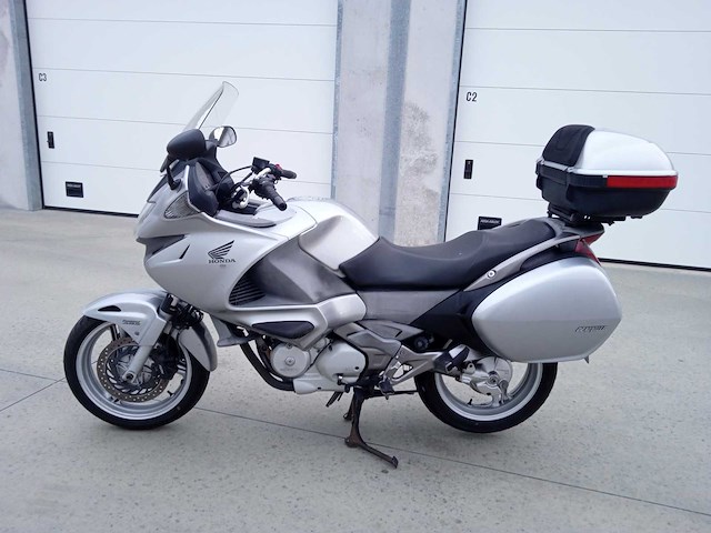 Honda - nt700 - motorfiets - afbeelding 1 van  9
