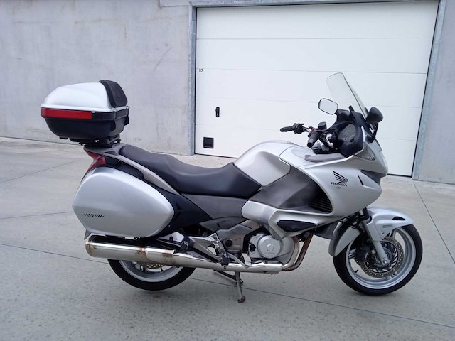 Honda - nt700 - motorfiets - afbeelding 6 van  9