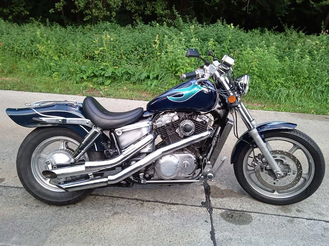 Honda - shadow 1100 - motorfiets - afbeelding 1 van  7