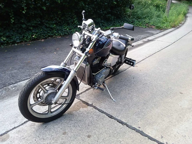 Honda - shadow 1100 - motorfiets - afbeelding 3 van  7