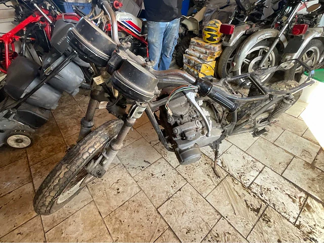 Honda cb 550 vier moto - afbeelding 5 van  8