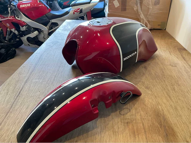 Honda cb 750 seventies tank onderdeel - afbeelding 1 van  7