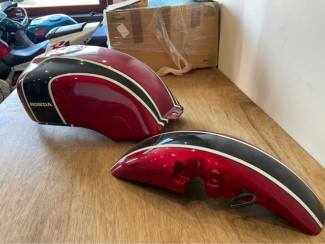 Honda cb 750 seventies tank onderdeel - afbeelding 3 van  7