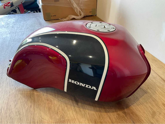 Honda cb 750 seventies tank onderdeel - afbeelding 7 van  7