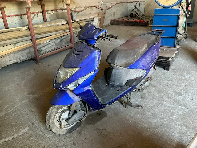 Honda scv100 scooter - 2003 - afbeelding 1 van  4