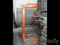 Hook raises pallet eichinger