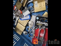Horeca: lot 241: hangslot met sleutel - afbeelding 3 van  6