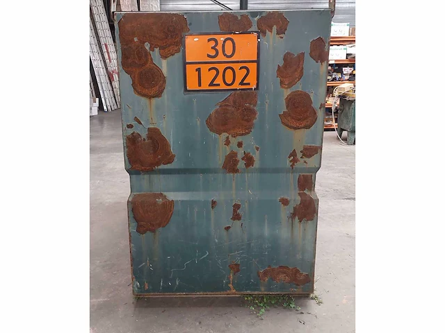 Horizontale dieseltank 2000l in lekbak met hijsogen - afbeelding 2 van  6