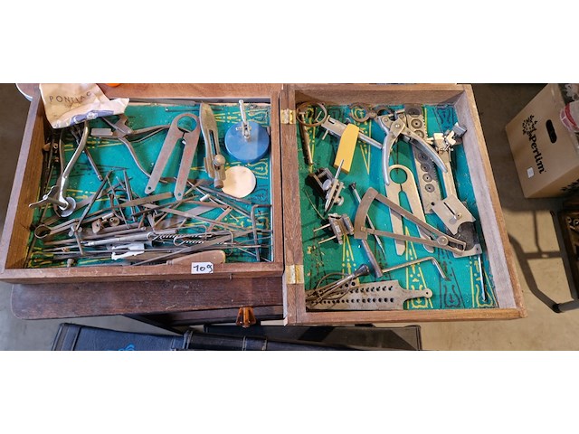 Horloge materiaal plus kastje met laden - afbeelding 1 van  1