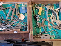 Horloge materiaal plus kastje met laden - afbeelding 1 van  1