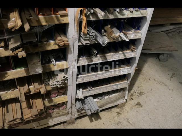 Hout, aluminium, kunststof sierlijsten en profielen - afbeelding 1 van  9