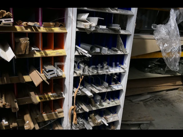 Hout, aluminium, kunststof sierlijsten en profielen - afbeelding 7 van  9