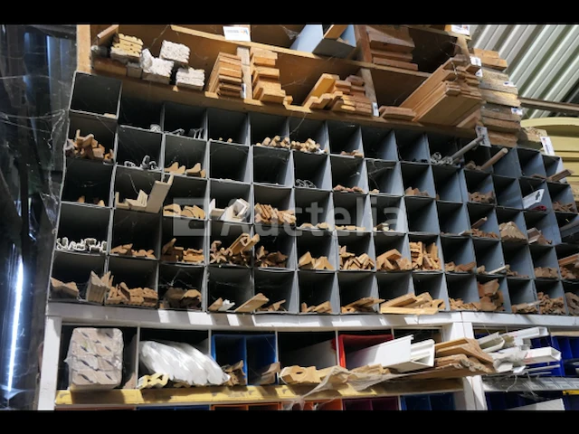 Hout, aluminium, kunststof sierlijsten en profielen - afbeelding 9 van  9
