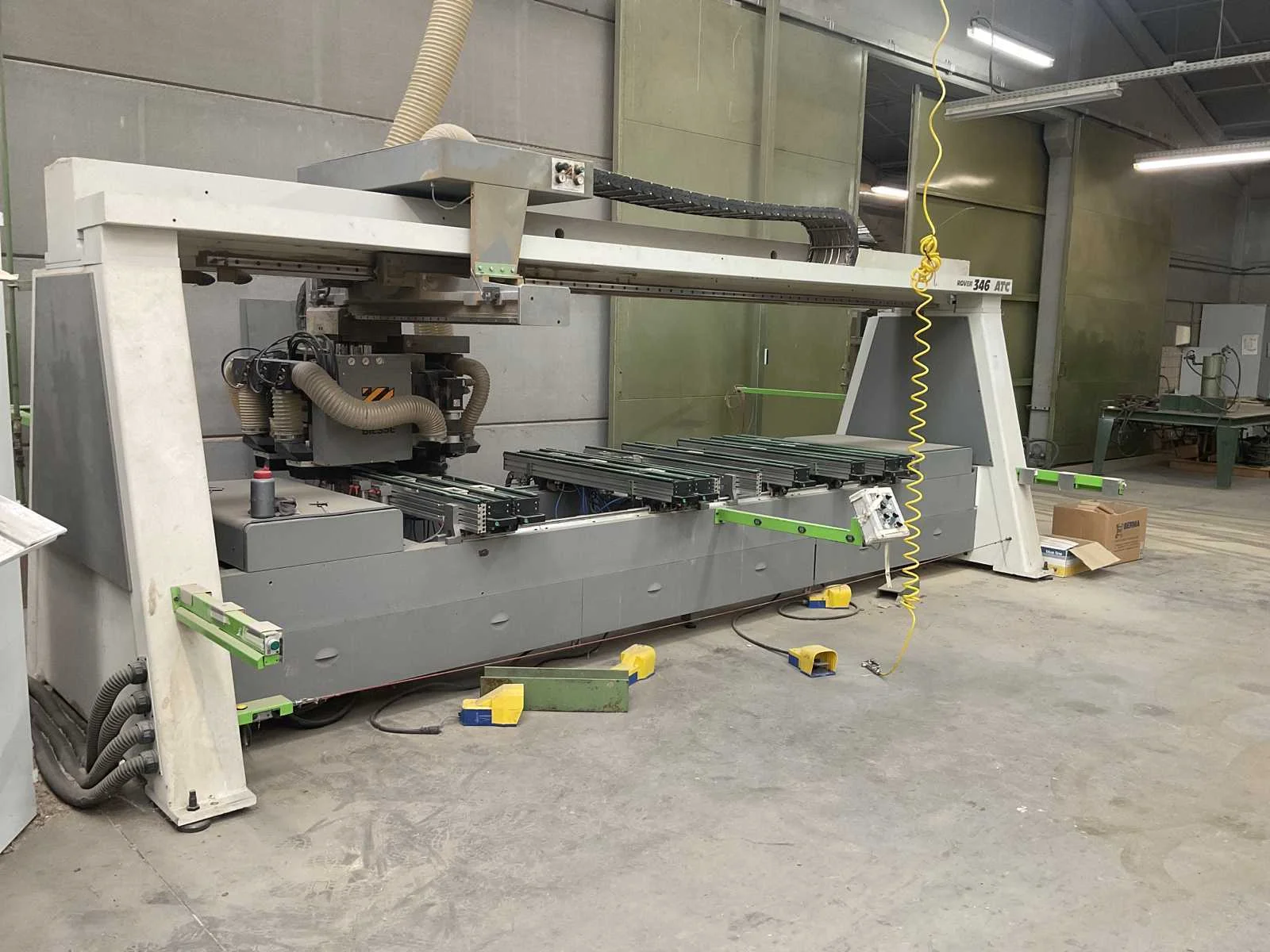 Houtbewerkingsmachines/ houtbewerking/ houtverwerking wegens stopzetting meubelfabriek meubar / evan site veurne