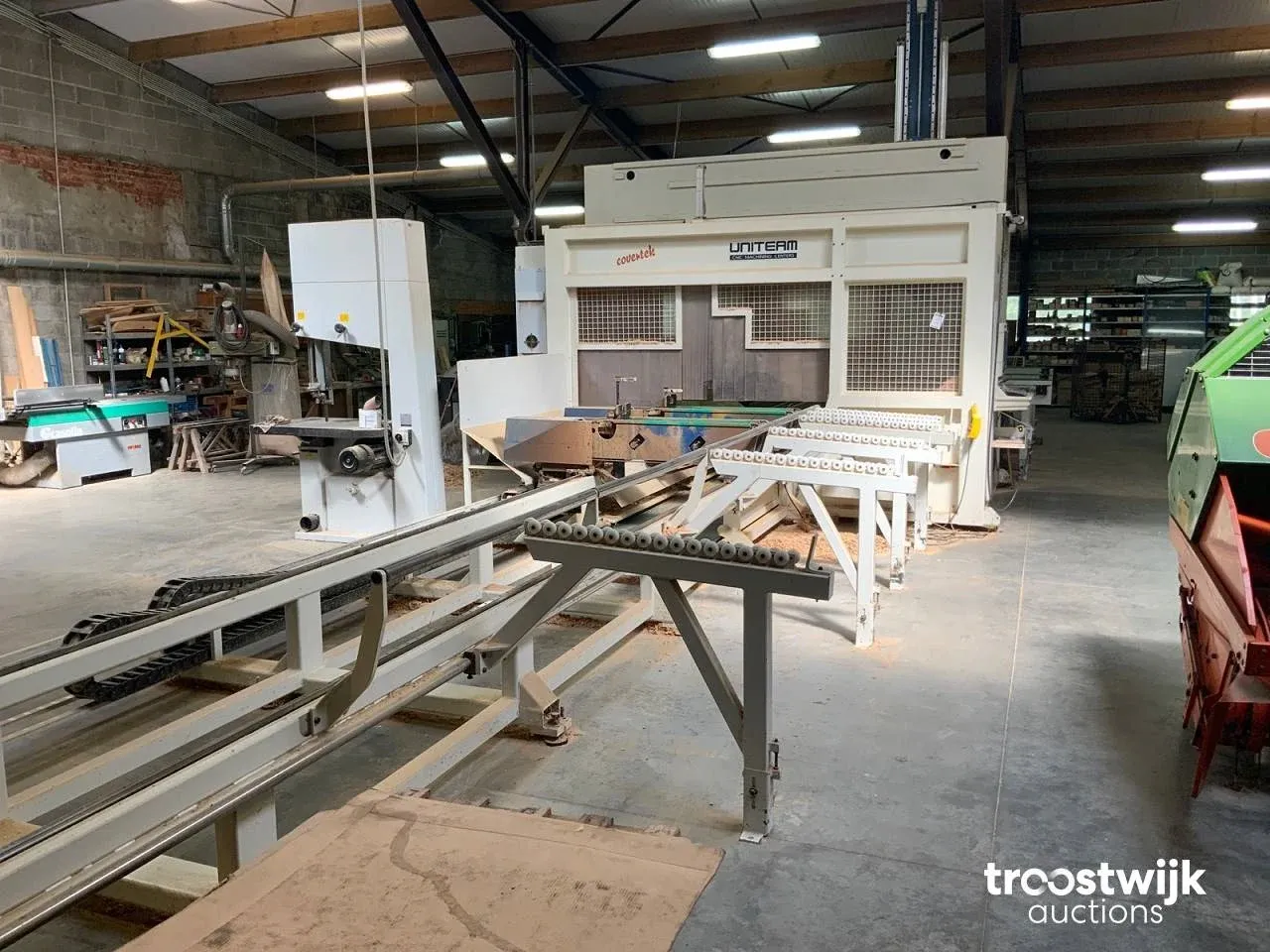 Houtbewerkingsmachines, noodstroomaggregaat en intern transport