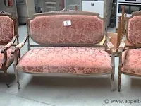 Houten 3-zitsbank plus 2 bijhorende houten fauteuils, stof bekleed