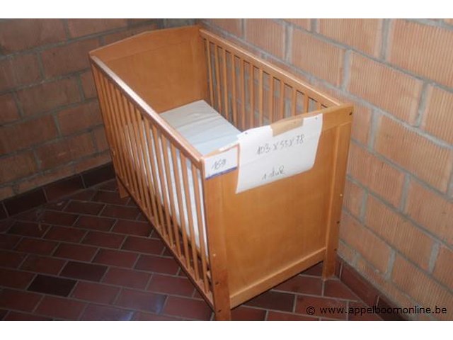 Houten babybed afm 103x55x78cm - afbeelding 1 van  1