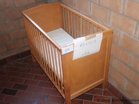 Houten babybed afm 103x55x78cm - afbeelding 1 van  1