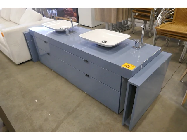 Houten badkamermeubel met 2 lavabo's - afbeelding 1 van  5