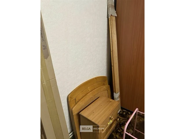 Houten bed met nachtkastje - afbeelding 1 van  3