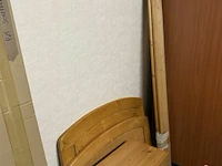 Houten bed met nachtkastje - afbeelding 1 van  3