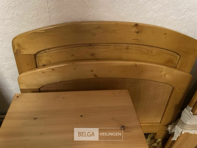 Houten bed met nachtkastje - afbeelding 2 van  3