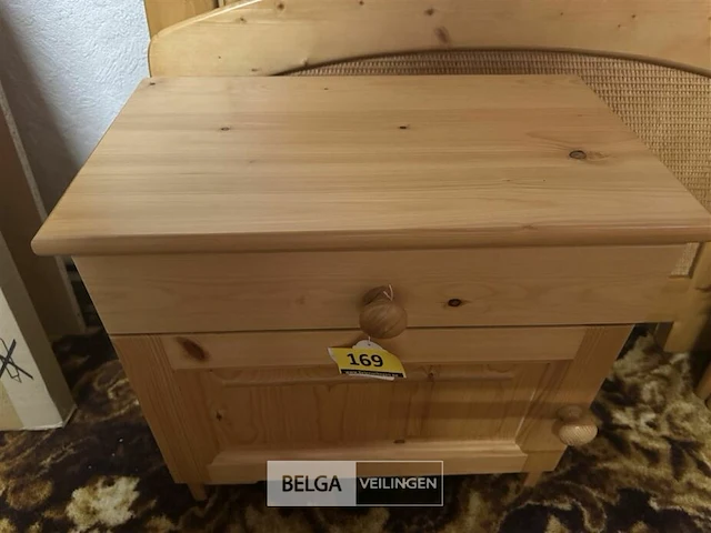 Houten bed met nachtkastje - afbeelding 3 van  3