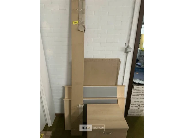 Houten bed met nachtkastje - afbeelding 1 van  4