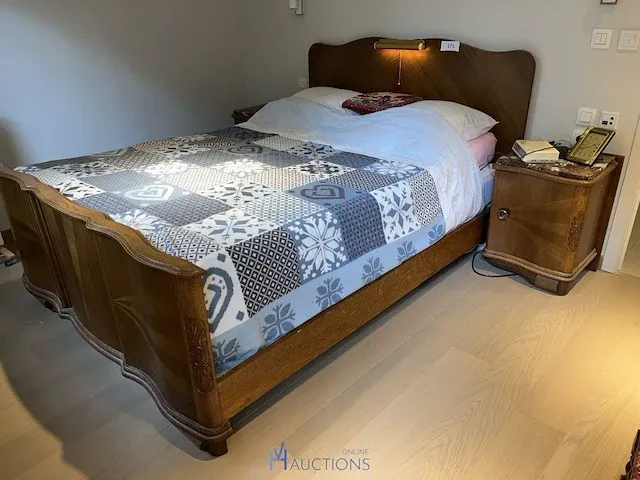 Houten bed met nachttafeltjes en spiegel - afbeelding 1 van  12