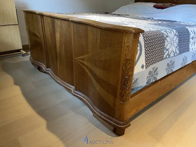Houten bed met nachttafeltjes en spiegel - afbeelding 5 van  12